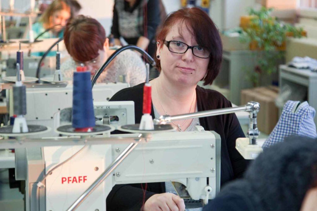 Näherei- Arbeiten an der Nähmaschine