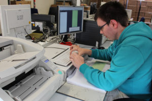 Ein Mitarbeiter übernimmt die vorhandene Registerstruktur in die nun digitale Akte