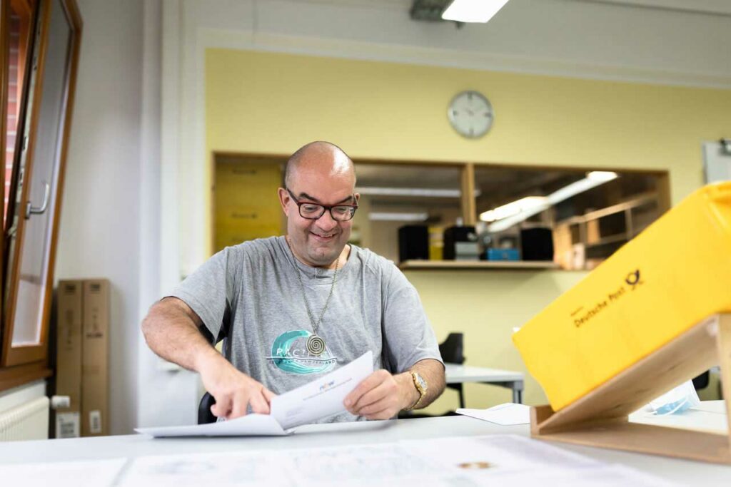 Ein Beschäftigter kuvertiert Briefe